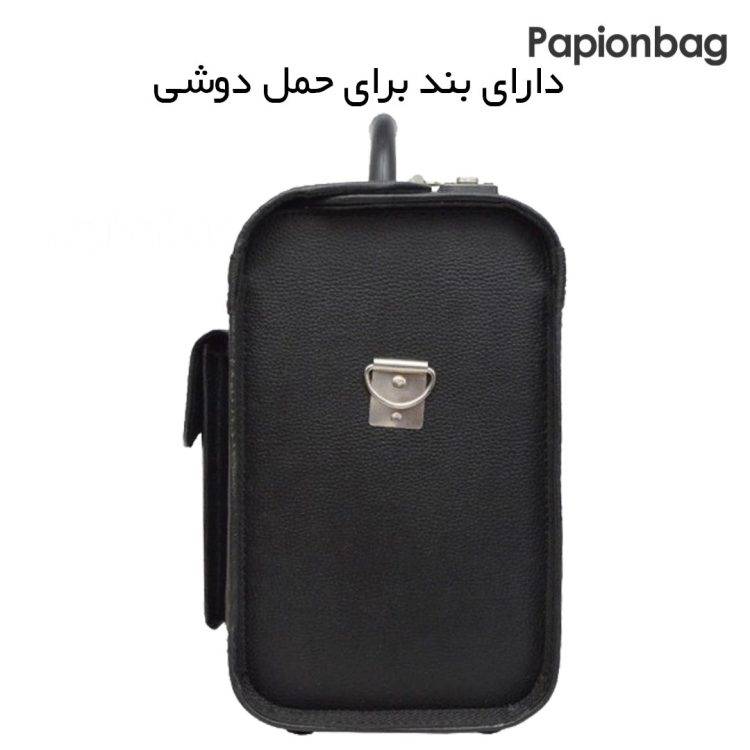 نمای کنار چمدان خلبانی چرمی مناسب سفر، وسایل ناخن، تتو، میکاپ