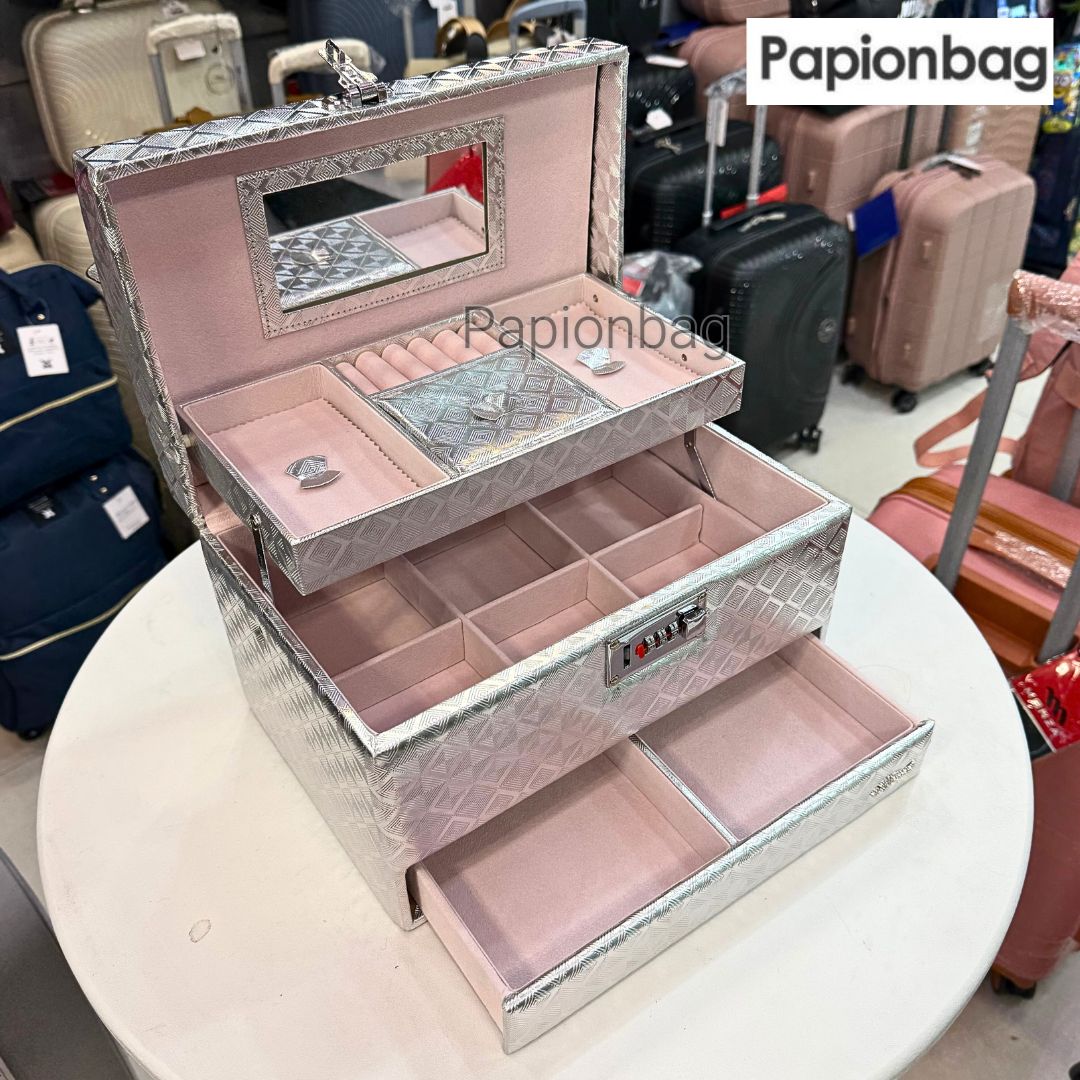 Cosmetic and jewelry bag 682 9